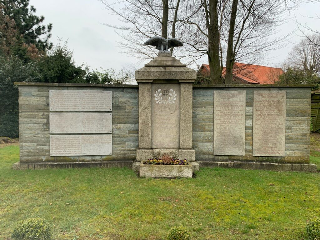 Neue Weihe des Denkmals auf dem Friedhofsgelände